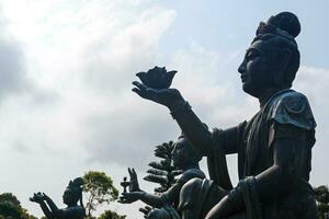 hong kong, Kina - Mars 24 2014 - buddist statyer på po lin kloster i lantau ö foto