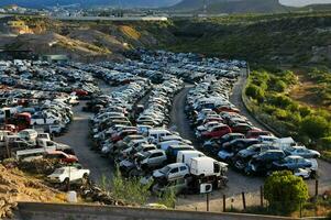 en stor parkering massa full av bilar foto