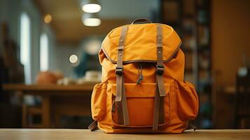 orange skola ryggsäck foto