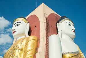 kyaik vits pagod de fyra stor buddha bild Sammanträde tillbaka till tillbaka, ett av turist attraktion plats i bago, myanmar. foto