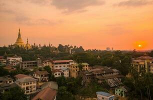 landskap se av shwedagon pagod och yangon stad de största stad i myanmar under de solnedgång. foto