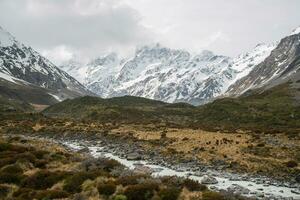 de skön landskap av hora dal spår i aoraki montera laga mat, söder ö, ny själland. de högsta bergen i ny själland. foto