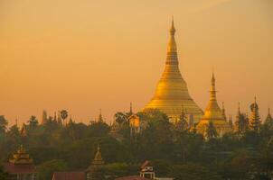 shwedagon pagod under de soluppgång i yangon township av myanmar. foto