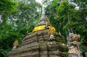 ett gammal pagod i de djungel belägen i wat pha lat tempel i chiang mai provins av thailand. foto