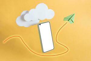 smart telefon, moln och papper plan med växande gul bakgrund, tillväxt och framgångsrik begrepp. foto
