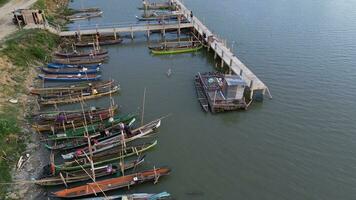 antenn se av båt bryggor längs limboto sjö, gorontalo provins, indonesien foto