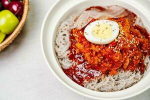 kodarinaengmyeon, koreanska kall bovete spaghetti med halvtorkad pollak mat foto