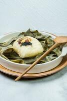 yeonnipbap, koreanska lotus blad ris, klibbig ris, datum, och kastanjer insvept i en lotus blad och ångad i en ångkokare. i de dåtid, detta maträtt var tillverkad och förbrukad förbi buddist munkar, foto