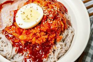 kodarinaengmyeon, koreanska kall bovete spaghetti med halvtorkad pollak mat foto