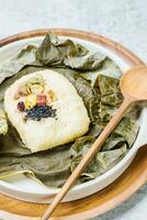 yeonnipbap, koreanska lotus blad ris, klibbig ris, datum, och kastanjer insvept i en lotus blad och ångad i en ångkokare. i de dåtid, detta maträtt var tillverkad och förbrukad förbi buddist munkar, foto