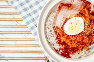 kodarinaengmyeon, koreanska kall bovete spaghetti med halvtorkad pollak mat foto