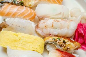 färsk japansk mat sushi maträtter på vit plattor foto