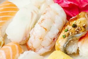 färsk japansk mat sushi maträtter på vit plattor foto