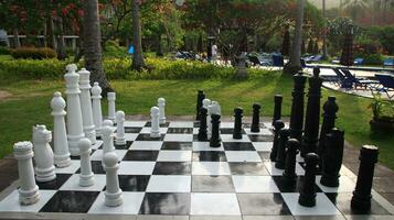 stor schack på jätte schackbräde i parkera utanför. foto