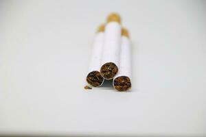 indonesiska kretek cigaretter med vit isolering foto