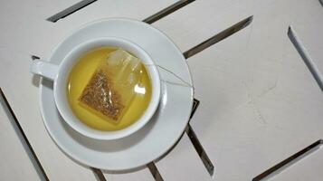 friska kamomill te är hällde in i en vit kopp foto