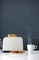 brödrost med varmt ångande kaffe till frukost foto