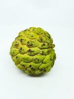 grön Cherimoya frukt isolerat på vit bakgrund. en par av nästan mogen geffner atemoya foto