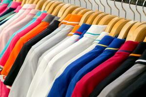 ny kläder färgrik i en affär Lagra. foto