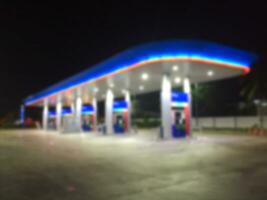 natt gas station på suddigt bakgrund. foto