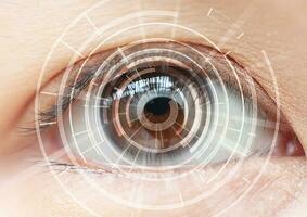 närbild av kvinnas brun öga. hög teknik i de framtida foto
