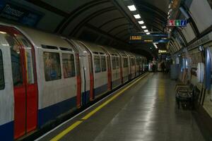 underbar låg vinkel se av brittiskt tåg och underjordisk metro järnväg plattform på hyde parkera central London stad av England bra Storbritannien, antal fot var fångad på aug 02:a, 2023 foto