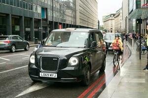 låg vinkel se av upptagen central London stad och väg med trafik under regn och molnig dag över England bra storbritannien av Storbritannien. bild var fångad på augusti 2:a, 2023 foto