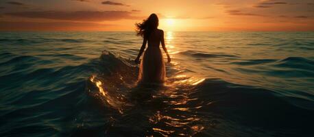kvinna s figur på strand på solnedgång med tömma Plats foto