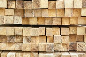 trä- stråle skära för konstruktion. virke för trä- strukturer och ramar foto