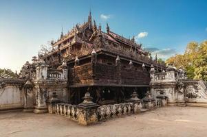 Shwenandaw kloster ligger i Mandalay, Myanmar foto