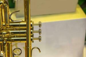 en del av de fantastisk gyllene trumpet med mässing detaljer. stänga upp av trumpet finger knappar ventiler foto