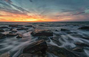 marinmålning med stenar under soluppgång. fantastisk naturlig havsbild. hav soluppgång på de svart hav kust. foto