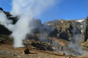 geotermisk fumaroles med varm ånga stigande upp i island foto