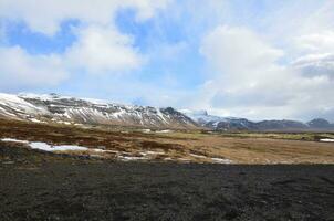 snö capped berg räckvidd i lantlig avlägsen island foto