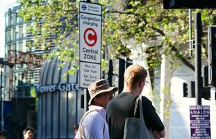 mest skön bild av internationell gemenskap turist människor är besöker torn bro och flod thames på central London huvudstad stad av England bra storbritannien Storbritannien på solig dag av juni 4:a, 2023 foto