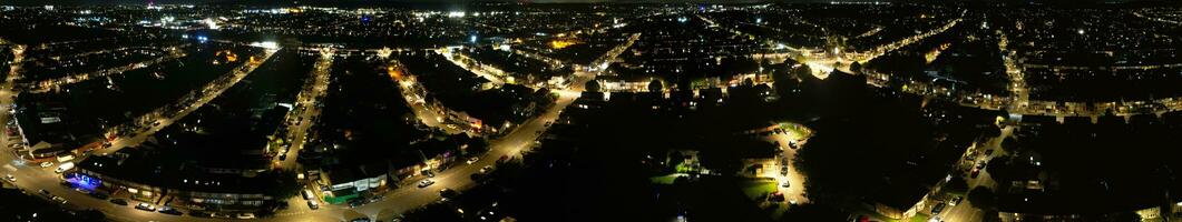 hög vinkel antal fot av central luton stad av England under natt. upplyst luton stad var fångad med drönare kamera på augusti 14:e, 2023 under natt foto