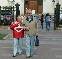 sankt petersburg ryssland - 07 23 2023 aktiva och Lycklig senior par gående i de stad foto