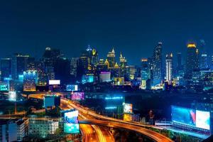 bangkok. skyline i huvudstaden bangkok som lyser och skyskrapor på natten foto
