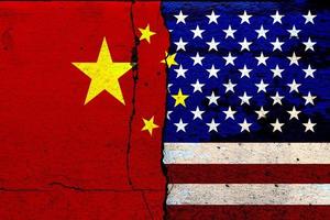 USA: s flagga och Kinas flagga och den ekonomiska striden målar på spruckna väggar blandade medier foto