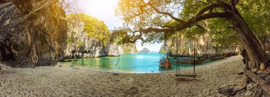 blått vatten på Lao Lading Island, Krabi-provinsen, Thailand paradis foto