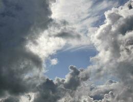 moln ram i de himmel bakgrund, skön himmel Foto