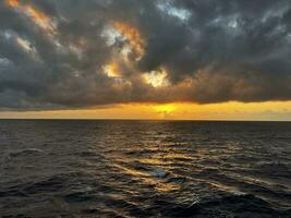 soluppgång i de mitten av de indisk hav foto