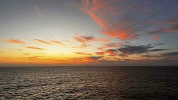 solnedgång i de mitten av de indisk hav foto