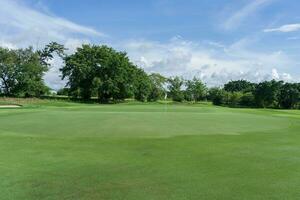 se av golf kurs med sätta green, golf kurs med en rik grön torva och skön landskap foto