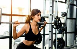lyft vikter, utövar regelbundet, byggnad muskel friska kvinna utövar varje dag hälsa vård bearbeta foto