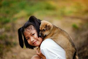 liten flicka och hund kärlek mellan man och hund bindning av barn och intelligent husdjur spelar i de bakgård kärlek begrepp foto