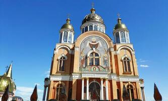 ortodox katedral med gyllene kupoler, kristen religiös bakgrund foto