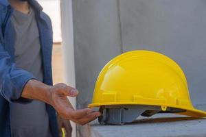 ingenjörsteknikerarkitekt som håller hjälmhjälmen som arbetar på byggarbetsplatsen foto