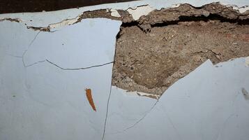 cementvägg kollaps. sprucken betong gammal vägg. farlig, skadad byggnadskonstruktion. foto