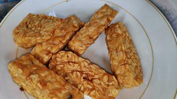 indonesiska traditionell måltid som heter tempe goreng eller friterad tempe foto